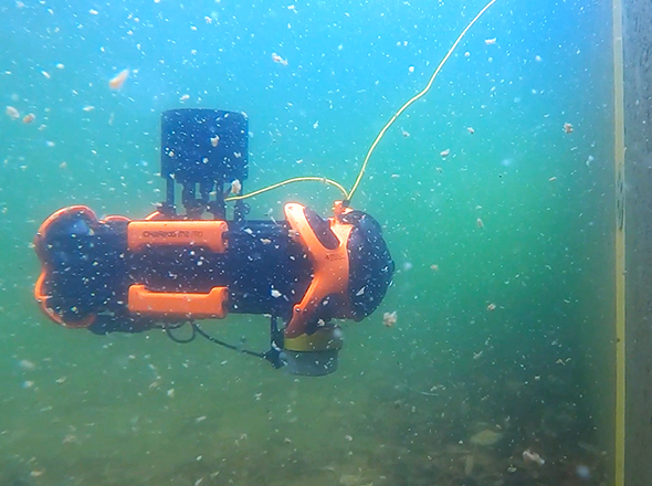 ROV（水中ドローン）